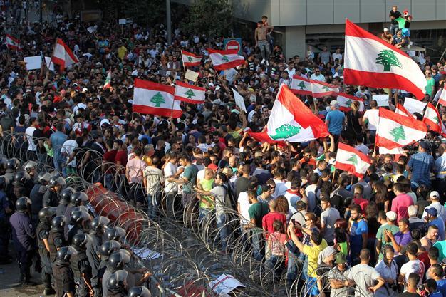Demonstran Libanon Buka Blokade Jalan Setelah Pengunduran Diri Perdana Menteri Saad Hariri